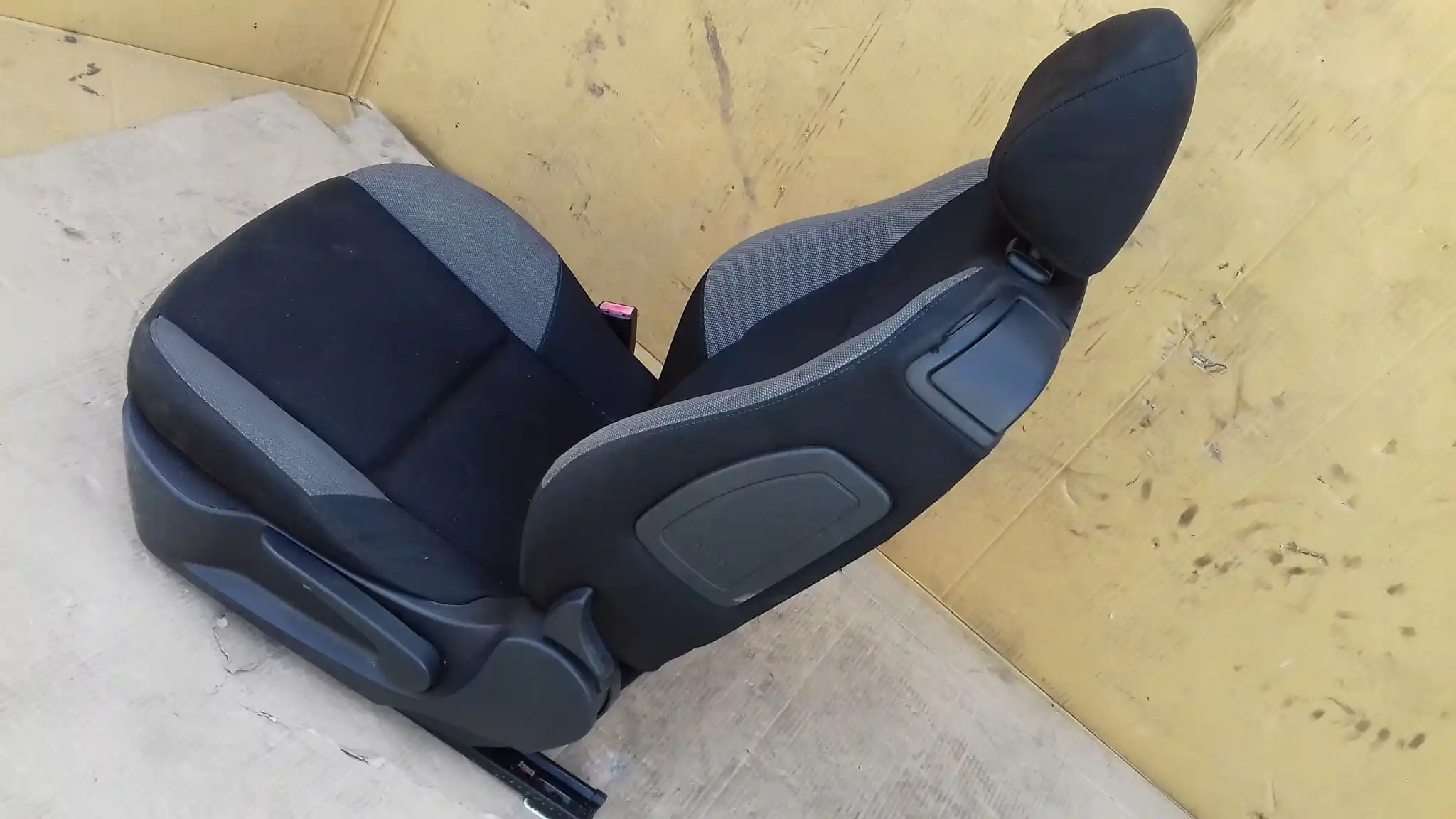 FOTEL LEWY PRZÓD PRZEDNI PEUGEOT 207 HB 3D 06-