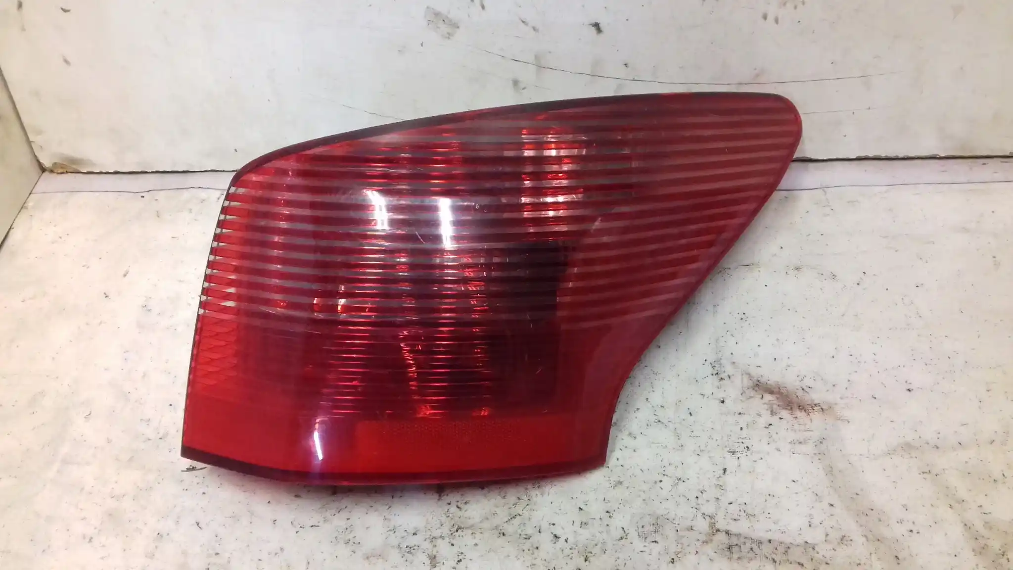 LAMPA PRAWY TYŁ TYLNA PEUGEOT 407 SW KOMBI 04-