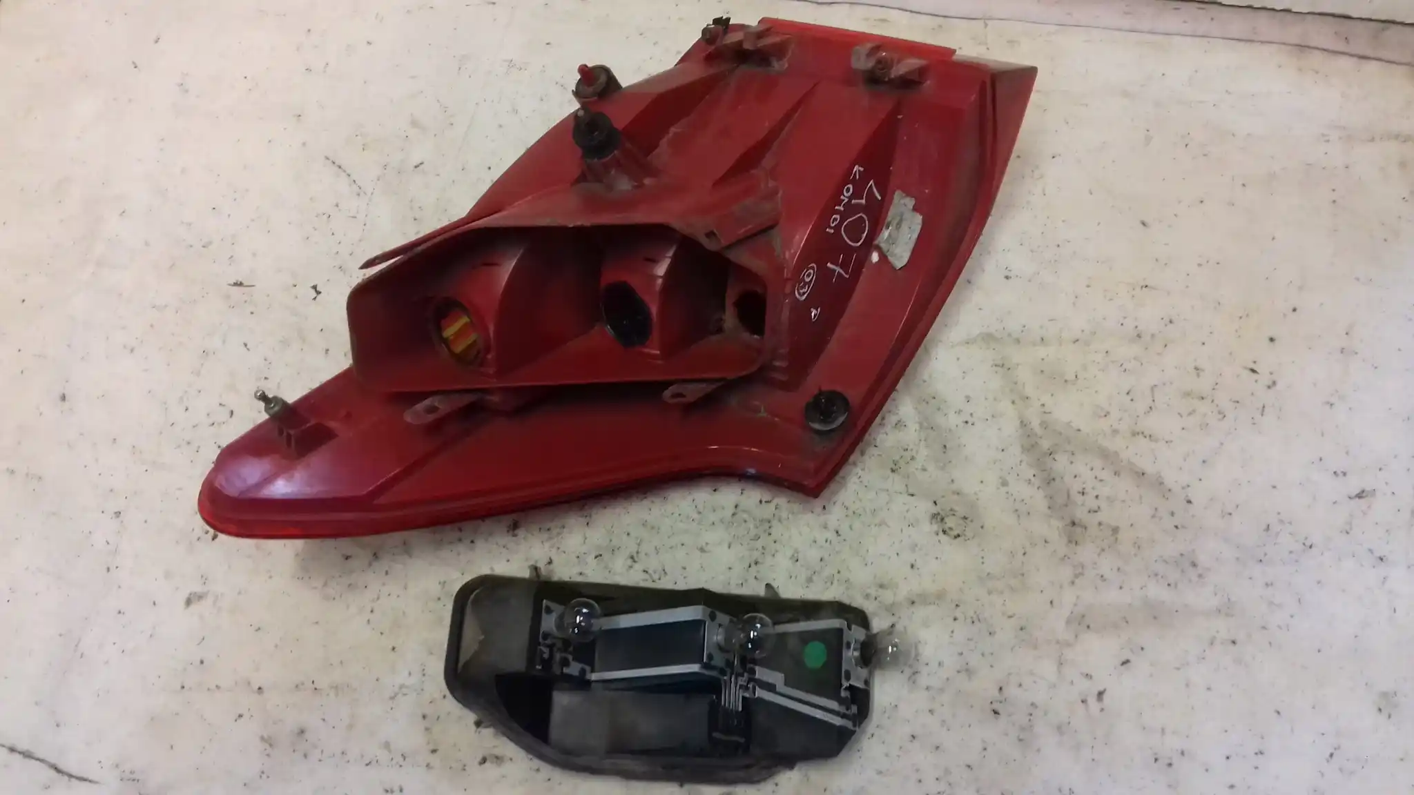 LAMPA PRAWY TYŁ TYLNA PEUGEOT 407 SW KOMBI 04-