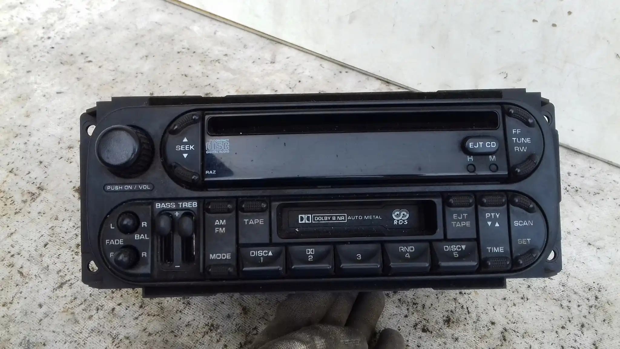 RADIO RADIOODTWARZACZ CD P05064042AB CHRYSLER VOYAGER IV LIFT 05-07
