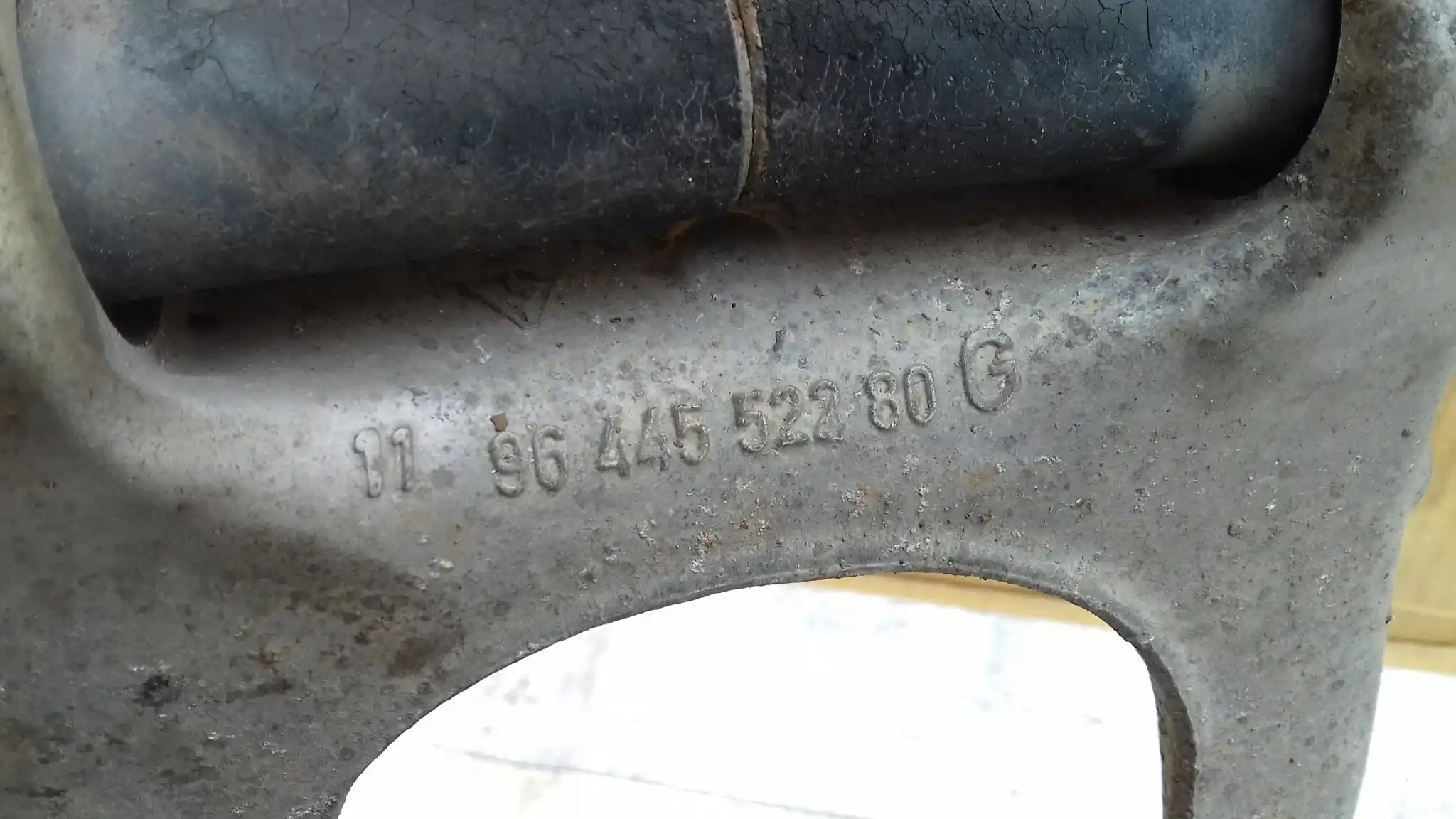 ZWROTNICA PIASTA LEWY PRZÓD PRZEDNIA 28Z PEUGEOT 407 2.0 HDI 04-