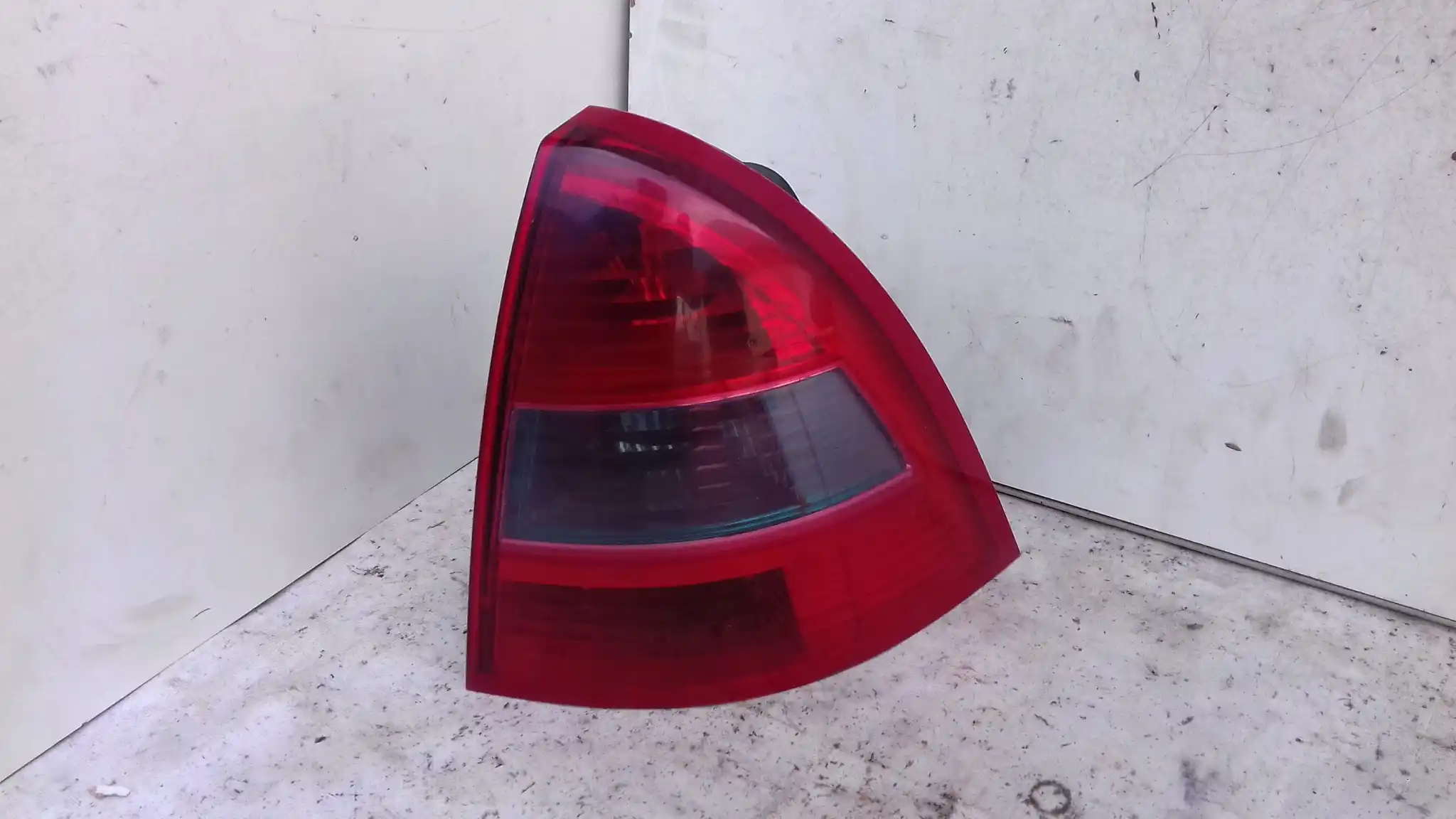LAMPA PRAWY TYŁ TYLNA CITROEN C5 II HB 04-08
