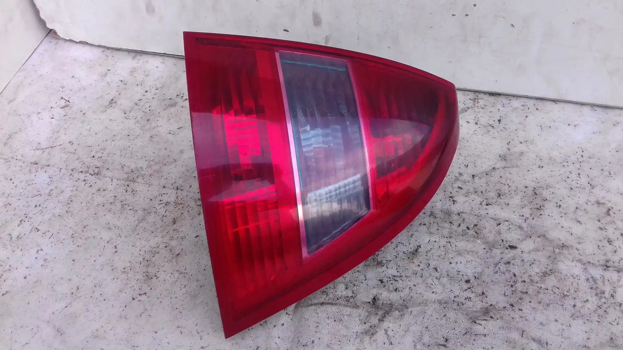 LAMPA PRAWY TYŁ TYLNA CITROEN C5 II HB 04-08