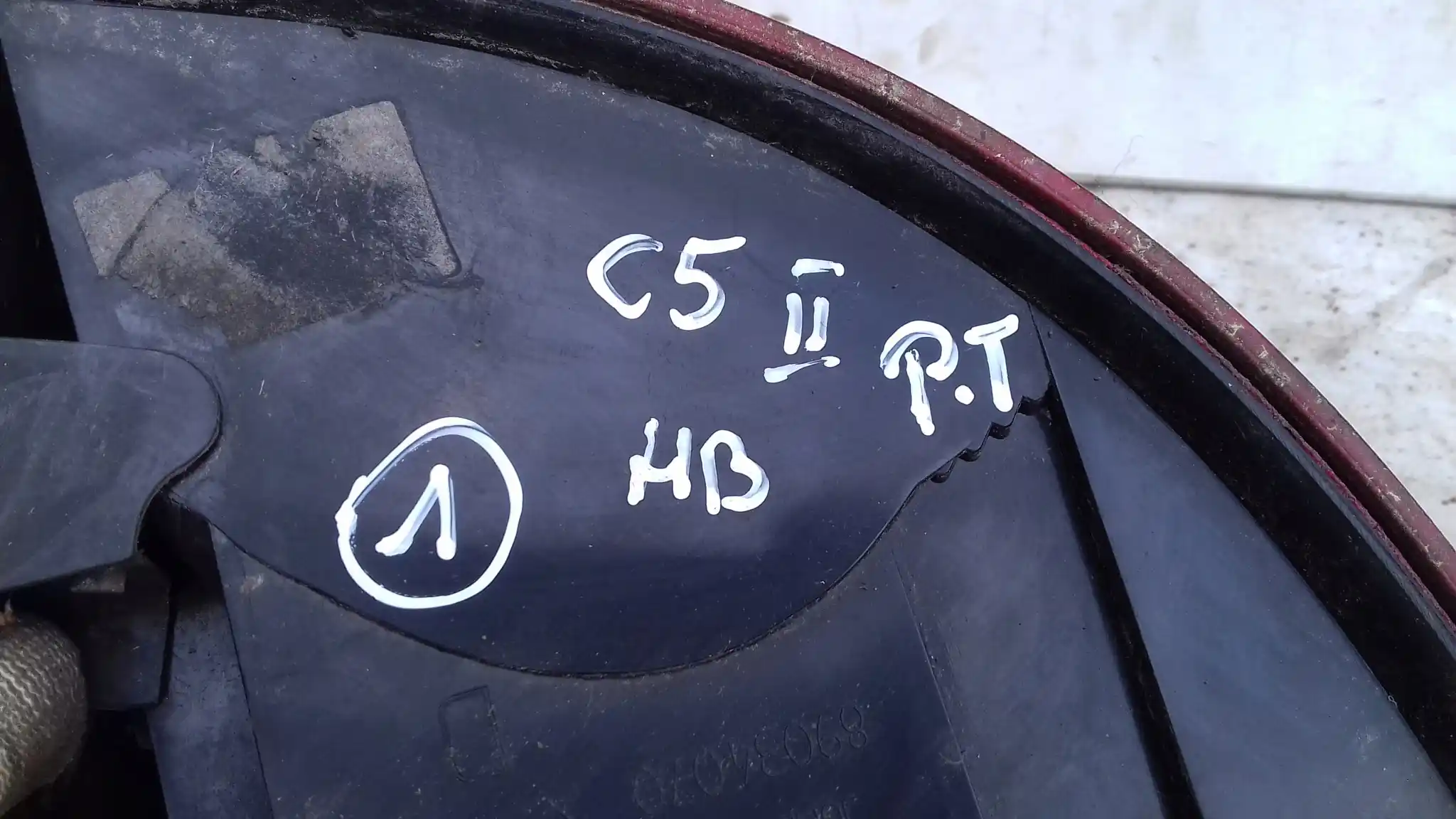 LAMPA PRAWY TYŁ TYLNA CITROEN C5 II HB 04-08
