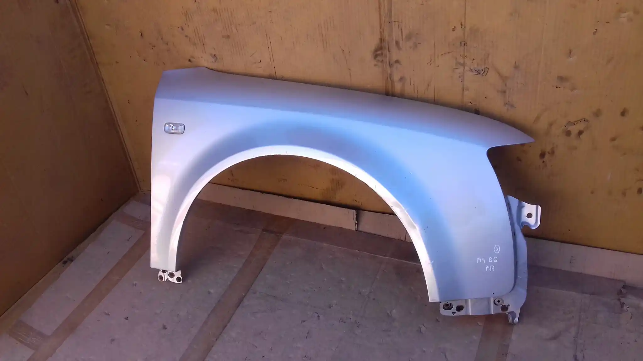 BŁOTNIK PRAWY PRZÓD PRZEDNI AUDI A4 B6 00-04