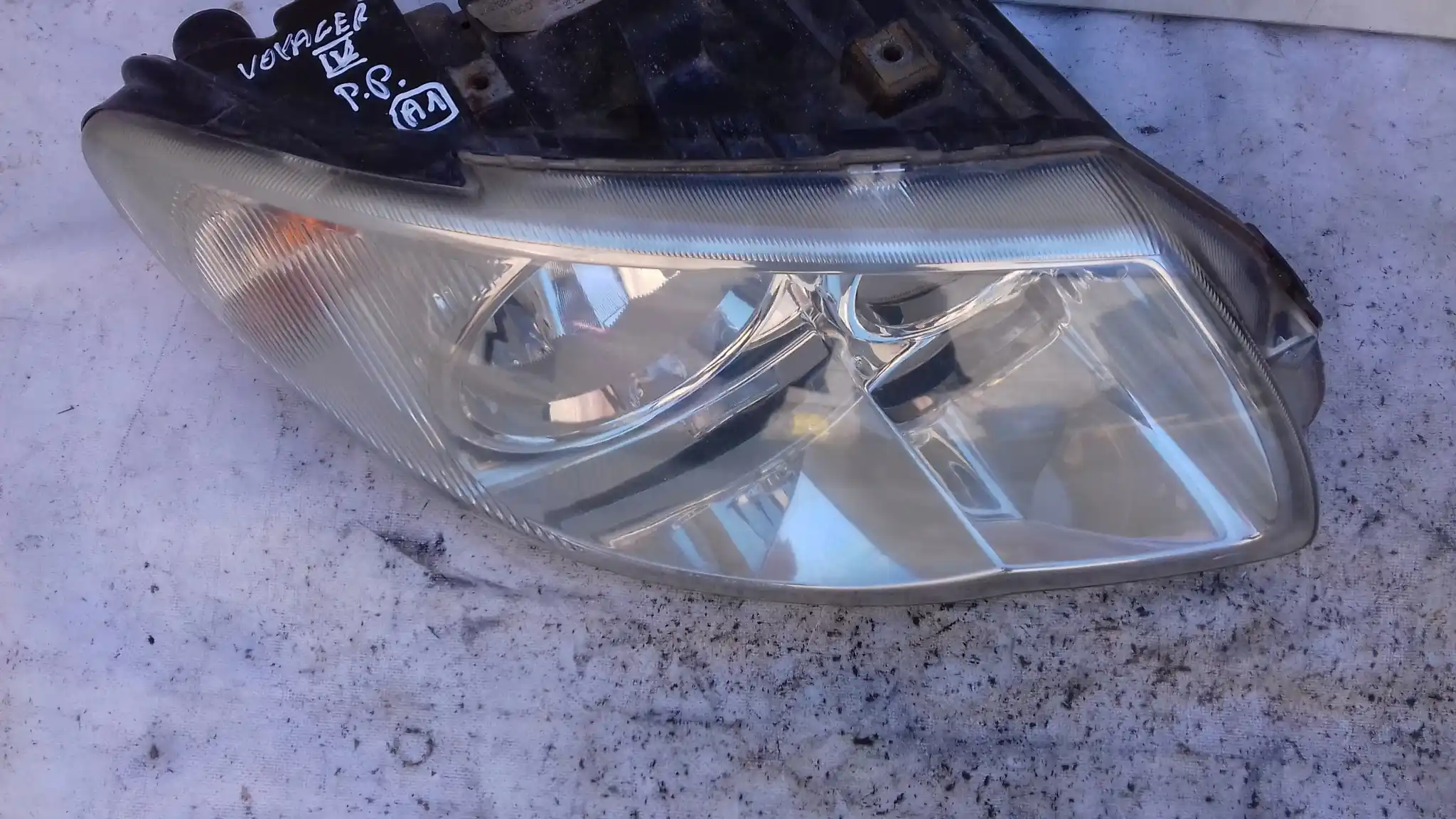 LAMPA PRAWY PRZÓD PRZEDNIA 04857832AB CHRYSLER VOYAGER IV LIFT 05-07