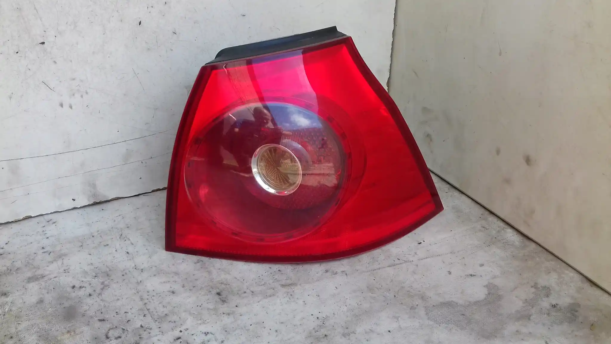 LAMPA PRAWY TYŁ TYLNA 1K6945096Q VW GOLF V HB 03-08