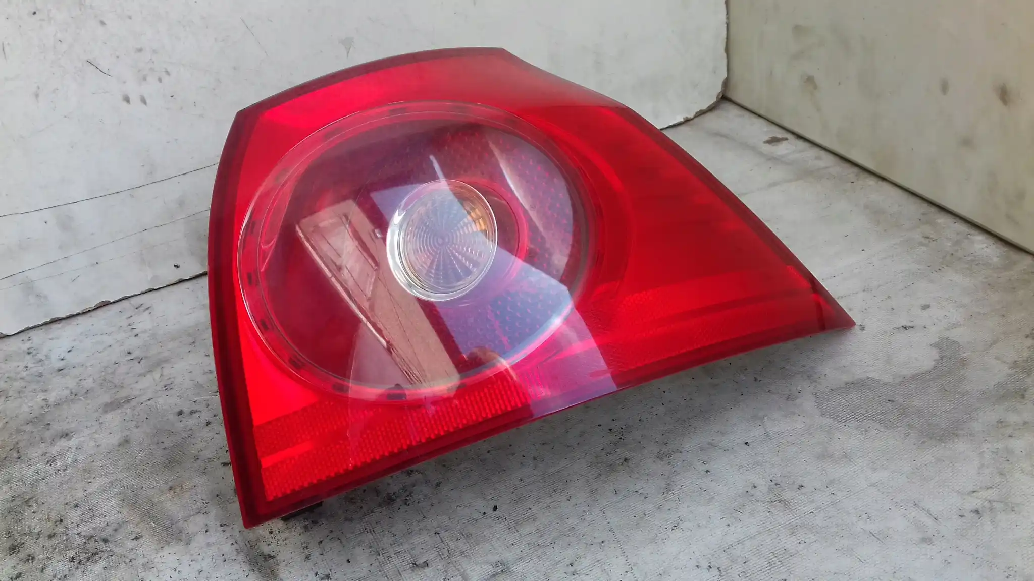 LAMPA PRAWY TYŁ TYLNA 1K6945096Q VW GOLF V HB 03-08