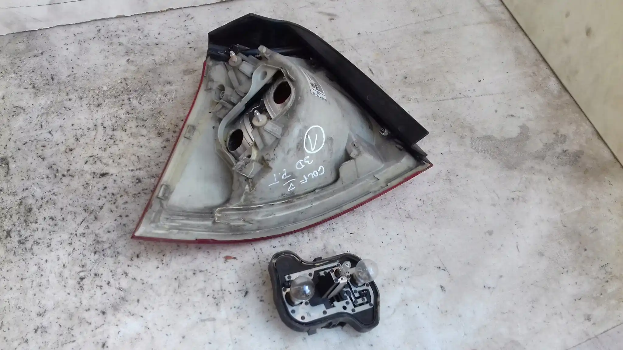 LAMPA PRAWY TYŁ TYLNA 1K6945096Q VW GOLF V HB 03-08