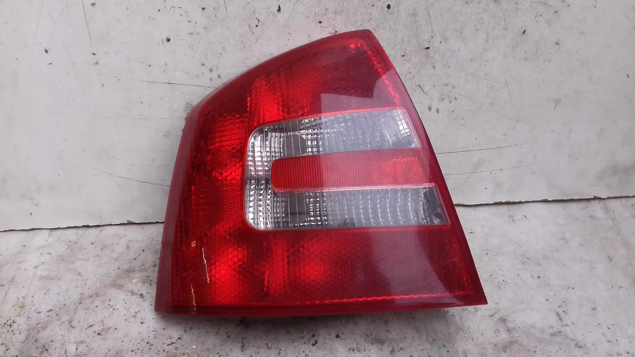LAMPA LEWY TYŁ TYLNA SKODA OCTAVIA II HB 04-08
