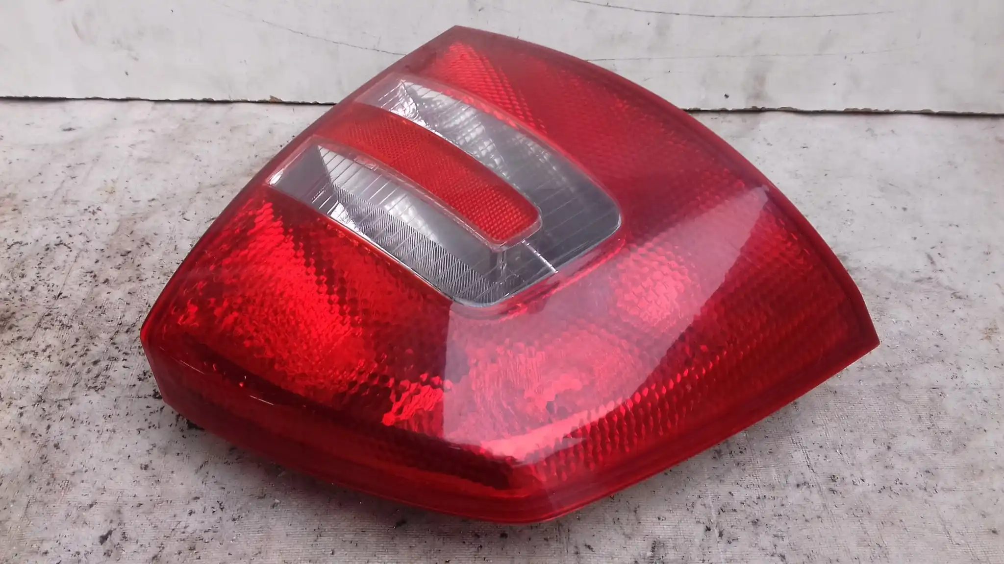LAMPA LEWY TYŁ TYLNA SKODA OCTAVIA II HB 04-08