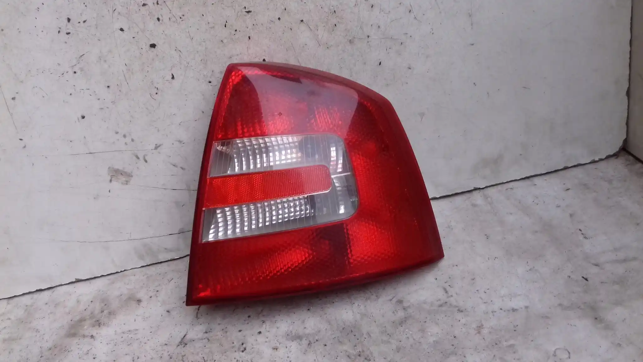 LAMPA PRAWY TYŁ TYLNA SKODA OCTAVIA II HB 04-08