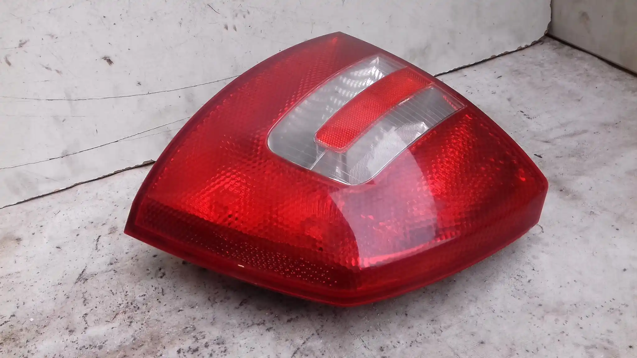 LAMPA PRAWY TYŁ TYLNA SKODA OCTAVIA II HB 04-08