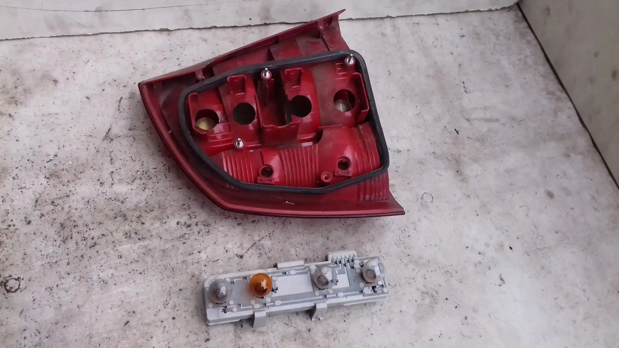LAMPA PRAWY TYŁ TYLNA SKODA OCTAVIA II HB 04-08