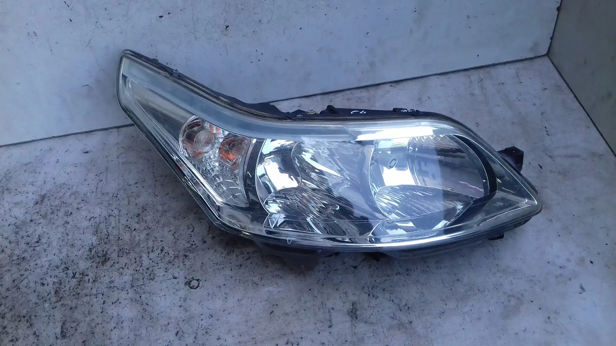 LAMPA PRAWY PRZÓD PRZEDNIA CITROEN C4 I 04-