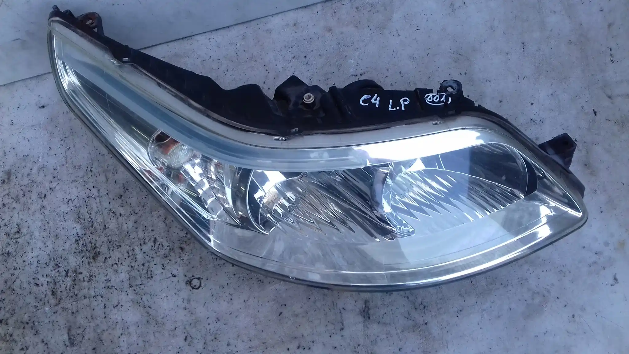 LAMPA PRAWY PRZÓD PRZEDNIA CITROEN C4 I 04-