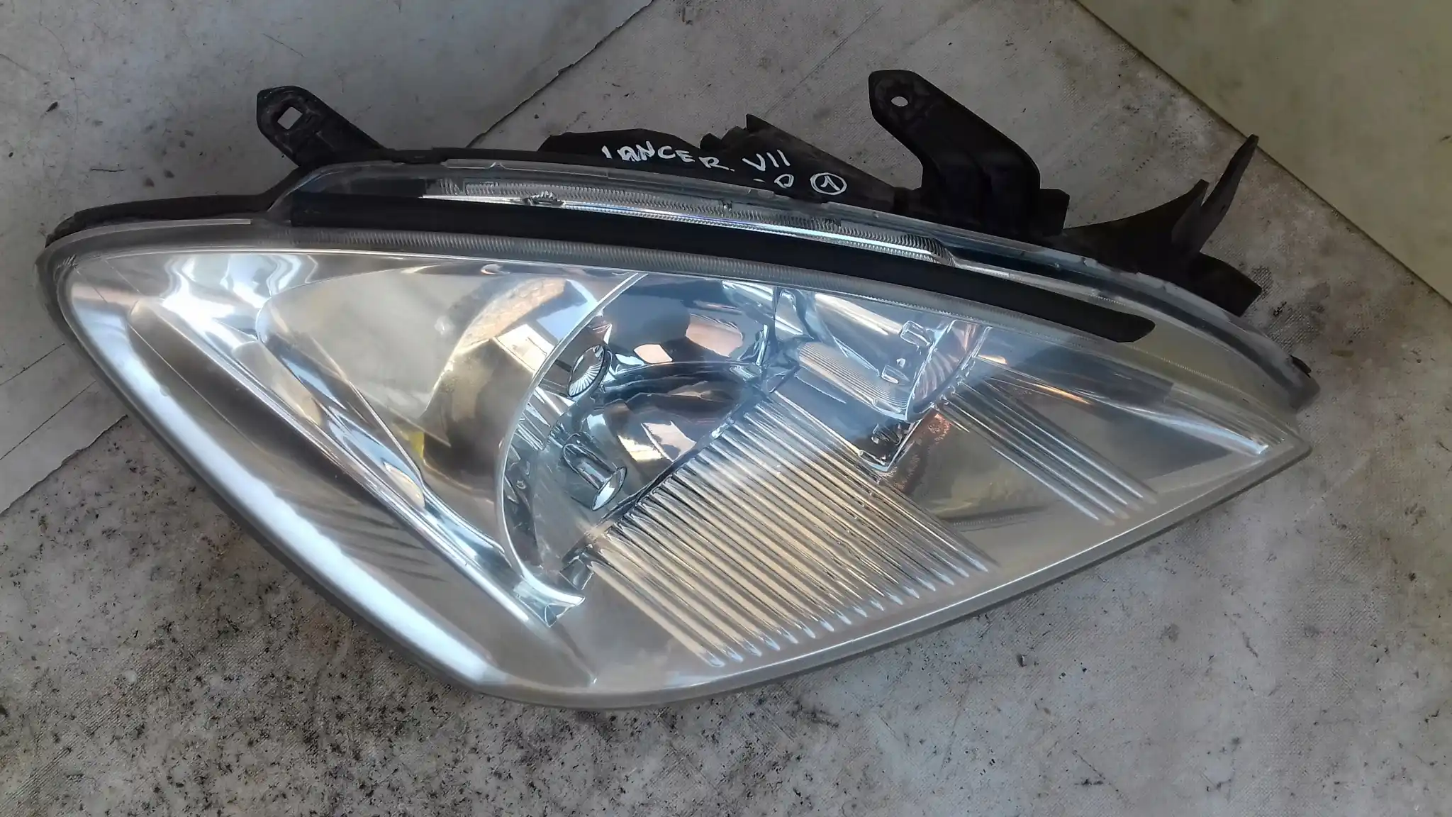 LAMPA PRAWY PRZÓD PRZEDNIA MITSUBISHI LANCER VII 03-