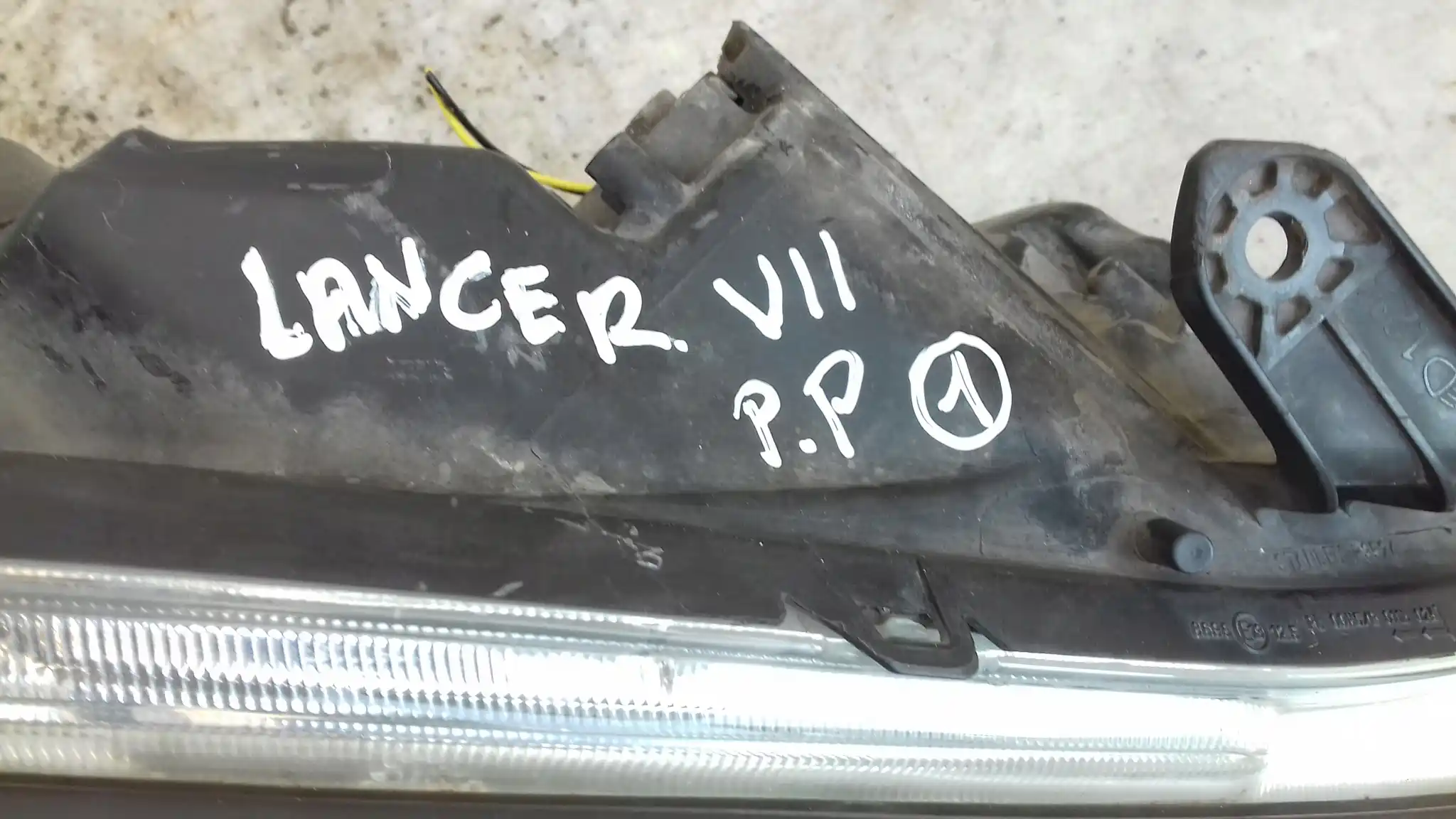 LAMPA PRAWY PRZÓD PRZEDNIA MITSUBISHI LANCER VII 03-
