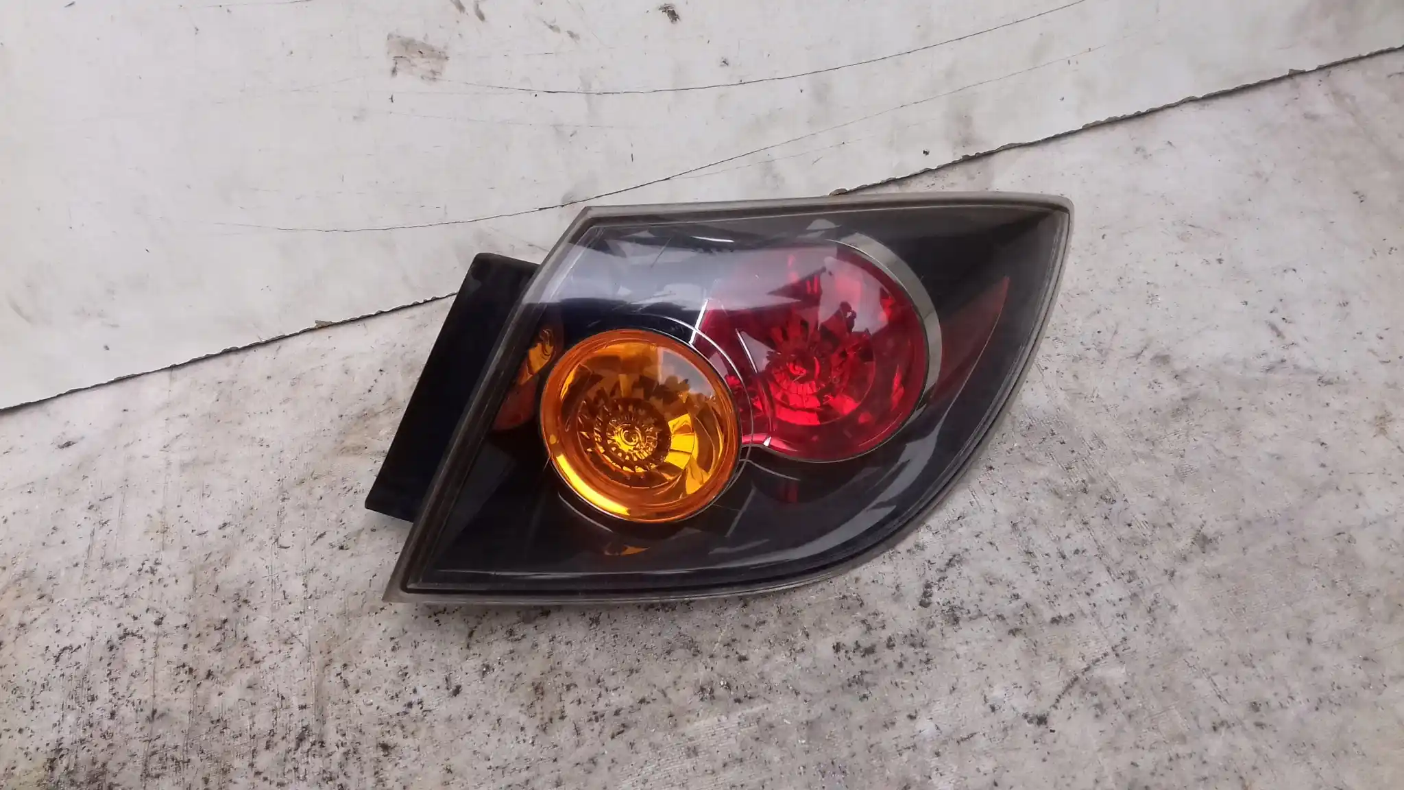 LAMPA PRAWY TYŁ TYLNA MAZDA 3 BK HB 03-