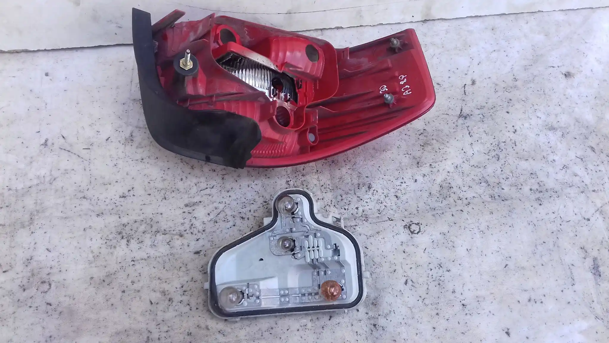 LAMPA PRAWY TYŁ TYLNA 8P0945096016S AUDI A3 8P 3D 03-08