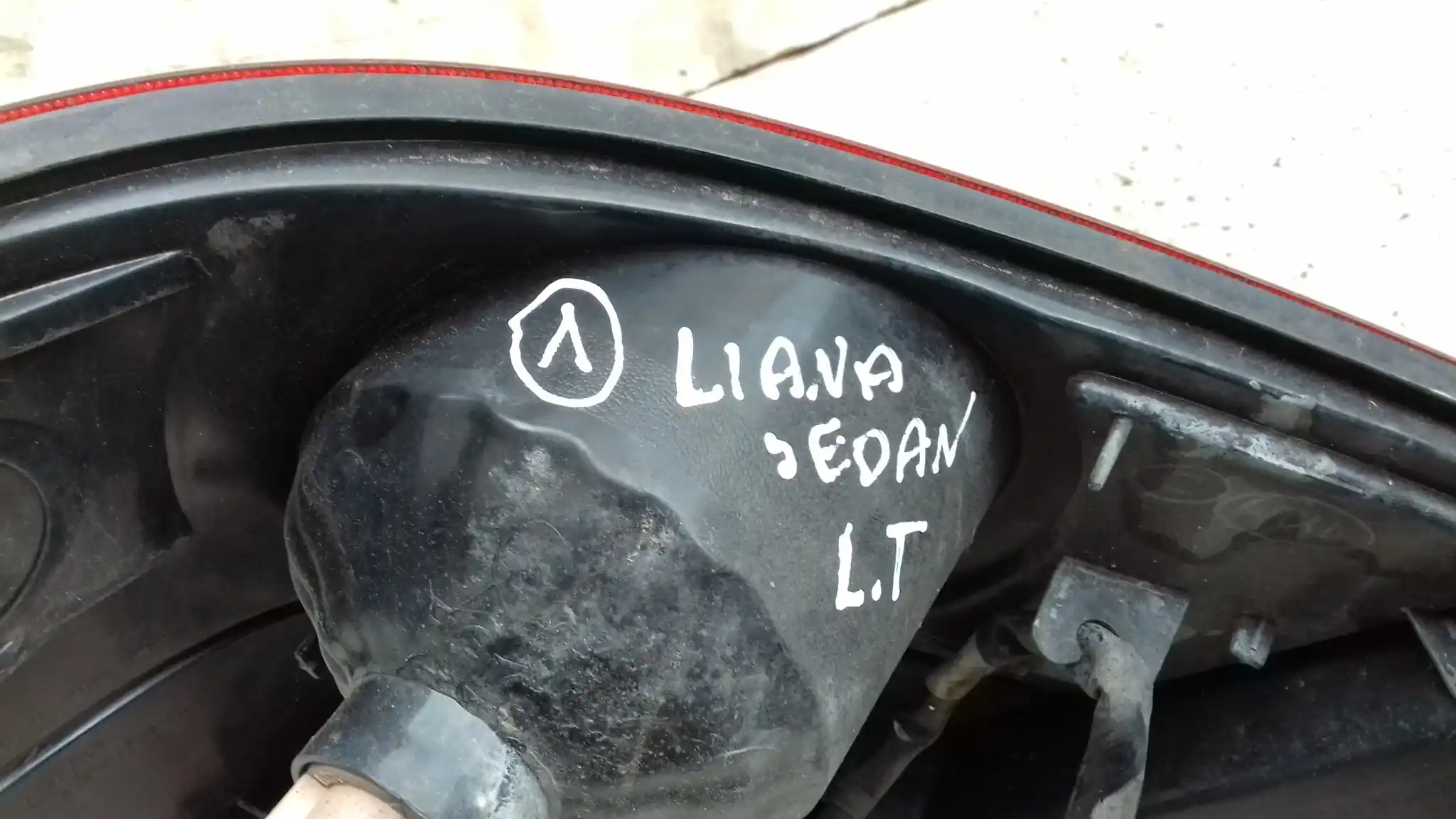 LAMPA LEWY TYŁ TYLNA SUZUKI LIANA SEDAN 01-