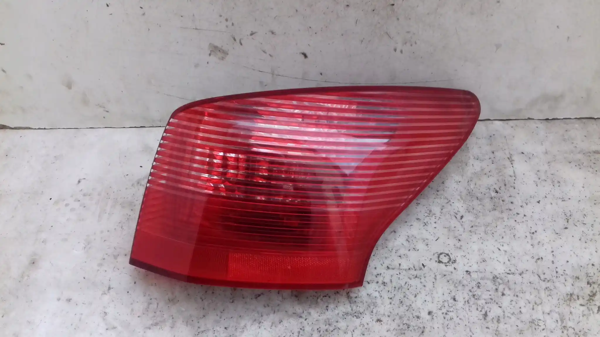 LAMPA PRAWY TYŁ TYLNA PEUGEOT 407 SW KOMBI 04-