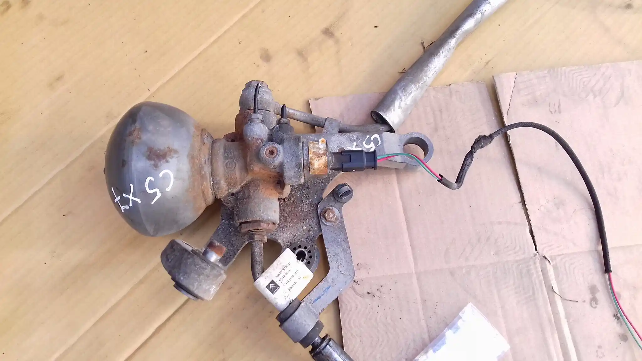 GRUSZKA ROZDZIELACZ ZAWIESZENIA HYDRAULICZNEGO PRZÓD CITROEN C5 III X7 08-