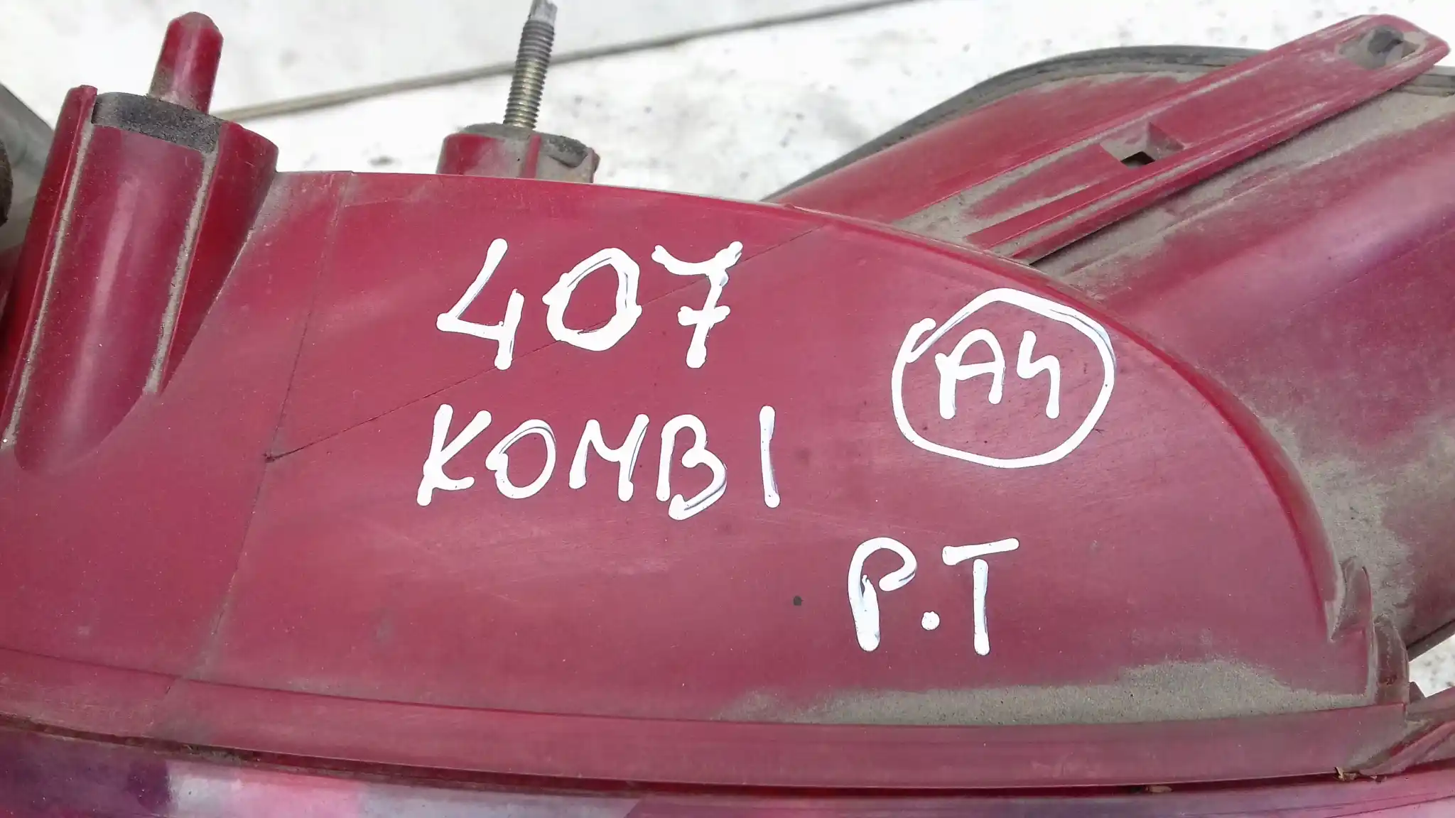 LAMPA PRAWY TYŁ TYLNA PEUGEOT 407 SW KOMBI 04-
