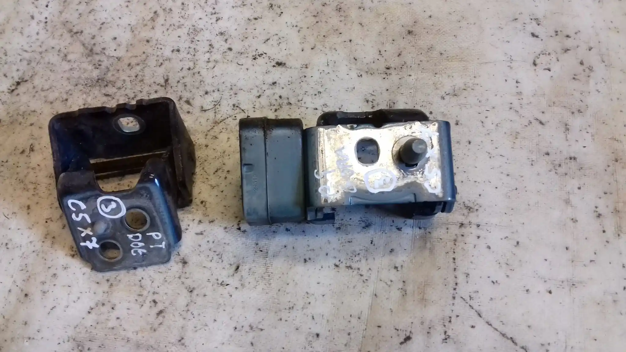 ZAWIAS ZAWIASY OGRANICZNIK DRZWI PRAWY TYŁ CITROEN C5 III X7 08-12 KPSD