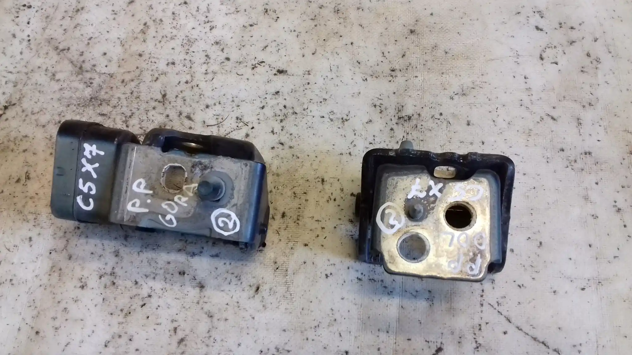 ZAWIAS ZAWIASY OGRANICZNIK DRZWI PRAWY PRZÓD CITROEN C5 III X7 08-12 KPSD