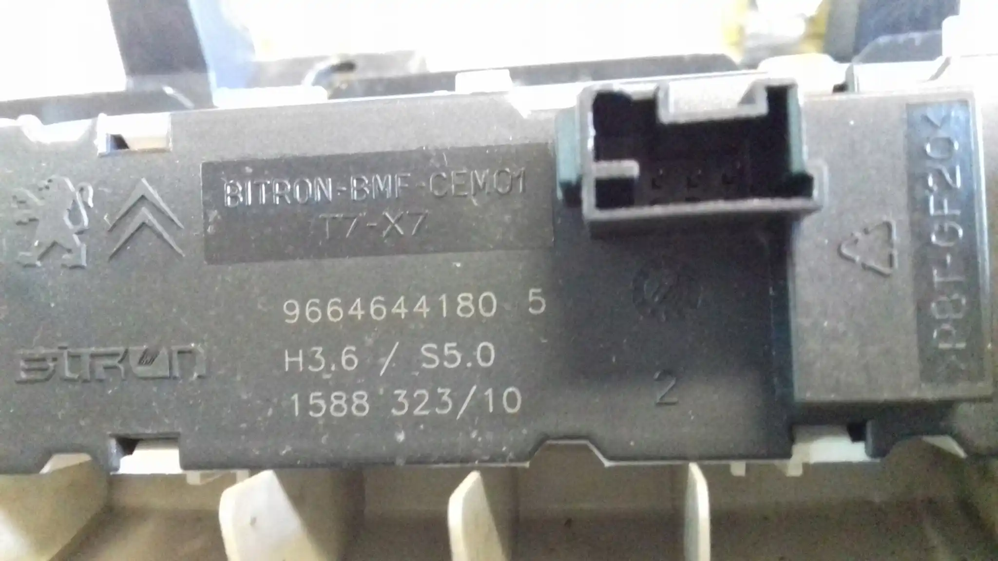LAMPA OŚWIETLENIE KABINY PRZÓD 9662156177 CITROEN C5 III X7 07-